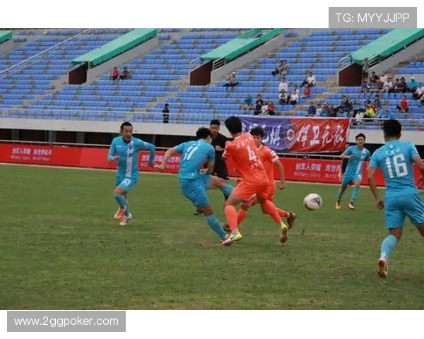 保定容大足球队在主场迎战强敌的精彩比赛回顾